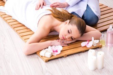 Salondaki spa prosedürü sırasında genç bir kadın.