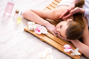 Salondaki spa prosedürü sırasında genç bir kadın.