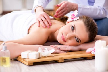 Salondaki spa prosedürü sırasında genç bir kadın.