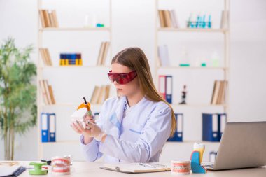 Diş hekimliği öğrencisi sınıfta pratik yapıyor.