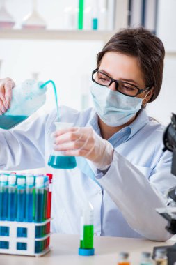 Hastane laboratuarında çalışan kadın kimyager.