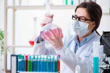 Hastane laboratuarında çalışan kadın kimyager.