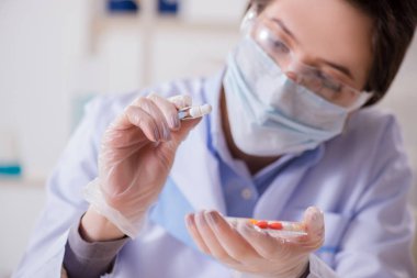 Uyuşturucu sentezi konseptinde laboratuar asistanı