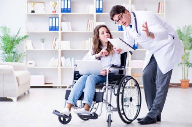 Tekerlekli sandalyedeki hasta düzenli kontrol için doktoru ziyaret ediyor.