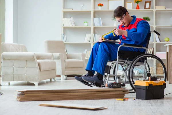 Uomo disabili posa laminato pavimento in ufficio — Foto Stock