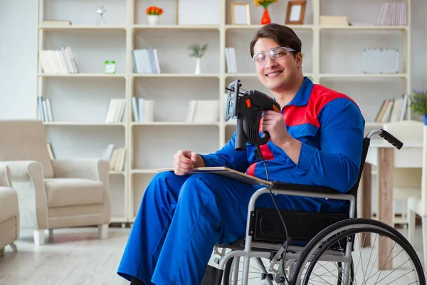 Uomo disabile che lavora con sega a mano a casa — Foto Stock