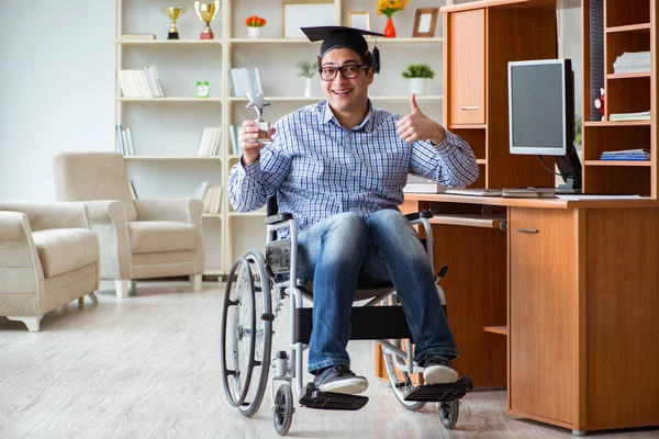 Gehandicapte student die thuis in een rolstoel studeert — Stockfoto