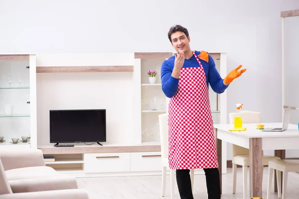 Wykonawca sprząta dom wykonując prace domowe — Zdjęcie stockowe