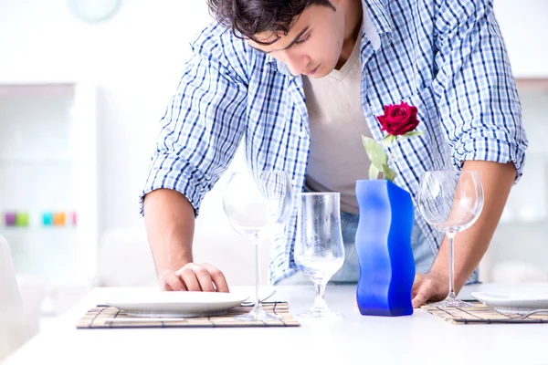 Hombre solo preparándose para una cita romántica con su novia — Foto de Stock