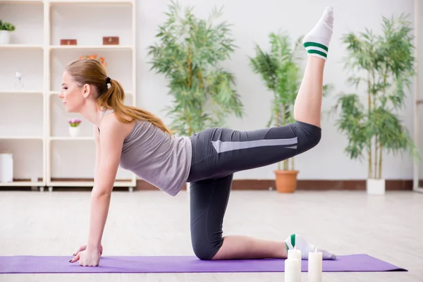 Junge Frau trainiert in Sporthalle in gesundem Konzept — Stockfoto