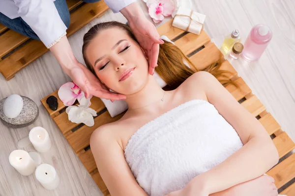 Jovem mulher durante o procedimento de spa no salão — Fotografia de Stock