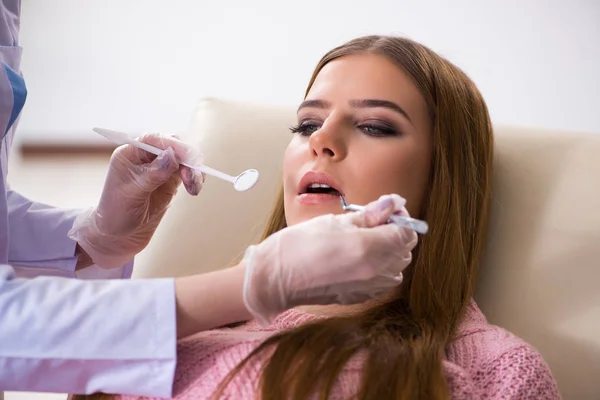 Mujer paciente que visita dentista para chequeo regular —  Fotos de Stock