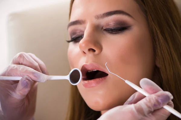 Mulher paciente visitando dentista para check-up regular — Fotografia de Stock