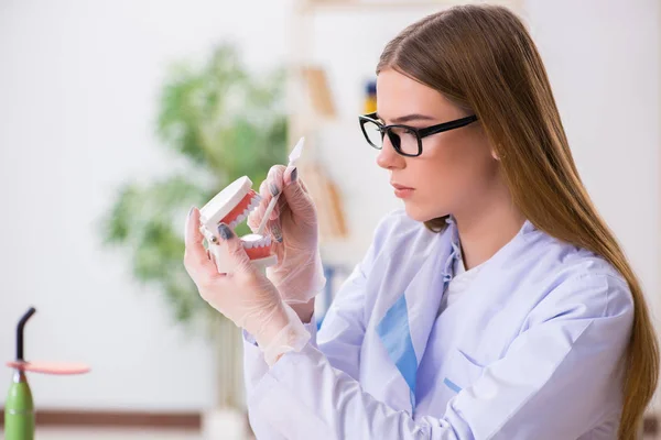 Estudiante de Odontología practicando habilidades en el aula — Foto de Stock