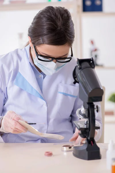 Laboratorium chemicus controleren schoonheid en make-up producten — Stockfoto