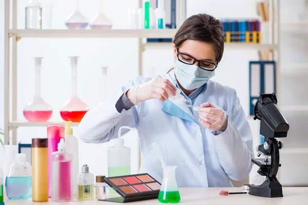 Laboratorium chemicus controleren schoonheid en make-up producten — Stockfoto