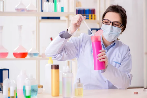 Laboratorio chimico controllo bellezza e make-up prodotti — Foto Stock