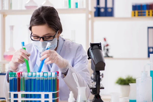 Kobieta chemik pracuje w laboratorium szpitalnym — Zdjęcie stockowe