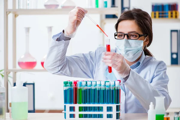 Química femenina trabajando en laboratorio hospitalario —  Fotos de Stock