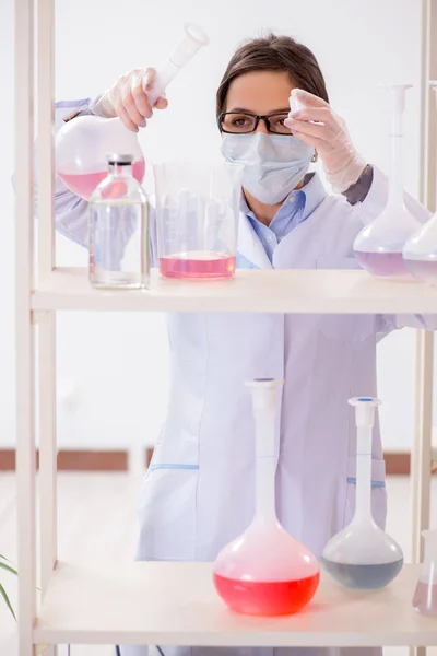 Chemička pracující v nemocniční laboratoři — Stock fotografie