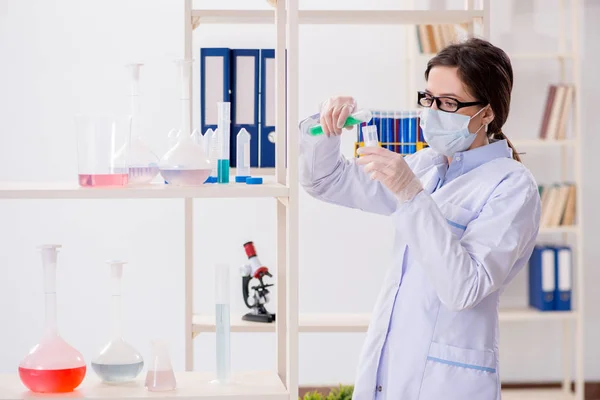 Química femenina trabajando en laboratorio hospitalario —  Fotos de Stock