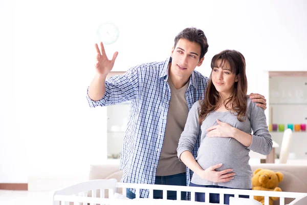 Padres jóvenes esperando su primer bebé — Foto de Stock