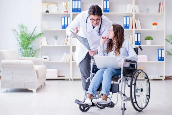 Doktor hastayla röntgen görüntüsünü tartışıyor