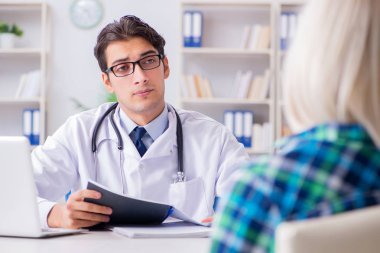 Hastanedeki hasta muayene için doktoru ziyaret ediyor.