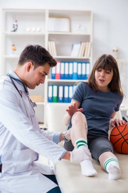 Bayan basketbolcu yaralandıktan sonra doktoru ziyaret ediyor.