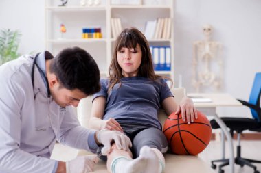 Bayan basketbolcu yaralandıktan sonra doktoru ziyaret ediyor.
