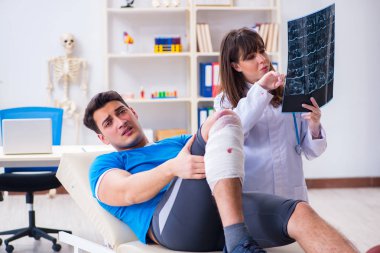 Spor oyuncusu yaralandıktan sonra doktoru ziyaret etti