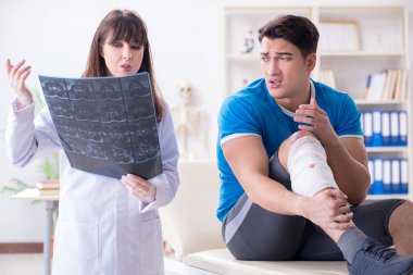 Spor oyuncusu yaralandıktan sonra doktoru ziyaret etti