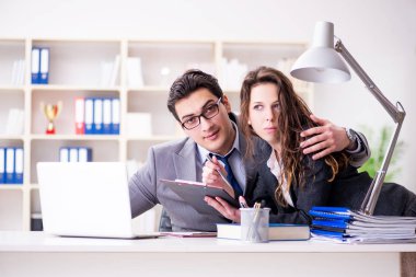 Görevde erkek ve kadınla cinsel taciz kavramı