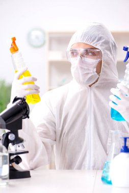 Kimyager banyo malzemelerinin kalitesini kontrol ediyor.