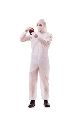 Beyaz arka planda kan örneği olan epidemiyoloji uzmanı