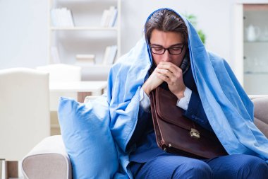 Hasta bir çalışan evde kalıyor ve bacadan acı çekiyor.