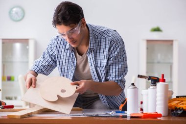 Marangozluk hobisi olan genç bir adam.