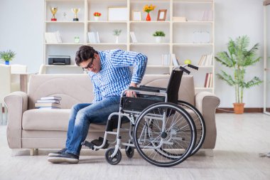 Tekerlekli sandalyedeki genç öğrenci