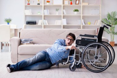 Tekerlekli sandalyedeki genç öğrenci