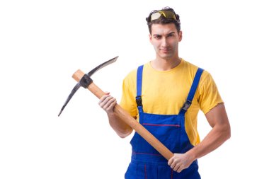 Genç adam yüklenici ile üzerine beyaz izole balta