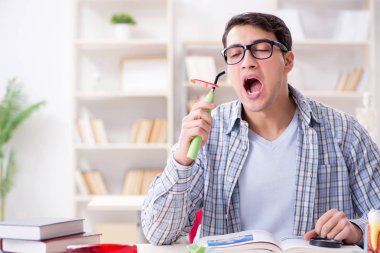 Tıp öğrencileri sınıfta diş hekimliği öğreniyor.