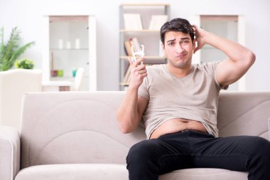 Vücut yağlarını kalibre ile ölçen adam.