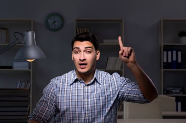 Gece geç saatte sınavlara hazırlanan öğrenci.