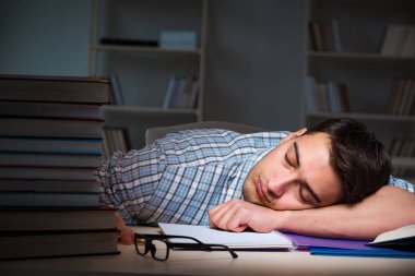 Gece geç saatte sınavlara hazırlanan öğrenci.