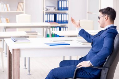 Masada çalışan yakışıklı bir işadamı.