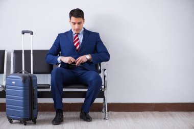 Havaalanı dinlenme odasında yolcu bekleyen adam.