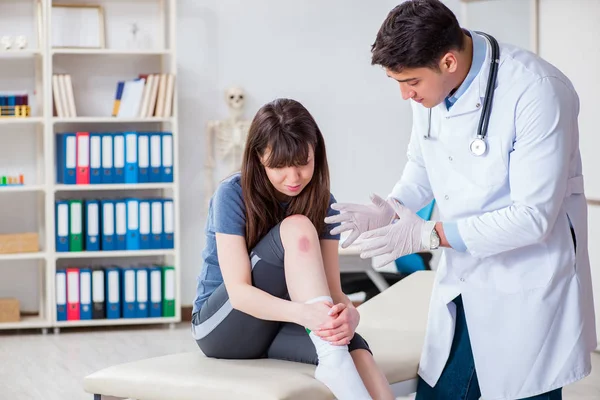 Paciente médico visitante após sofrer lesão esportiva — Fotografia de Stock