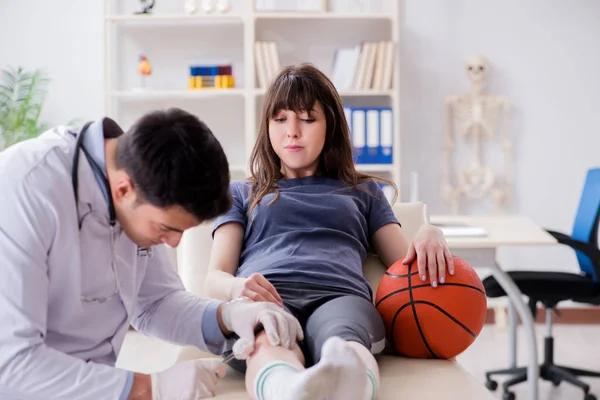 Joueuse de basket-ball médecin visiteuse après blessure — Photo