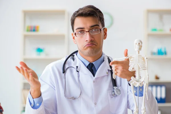 Student medycyny badający kości szkieletu — Zdjęcie stockowe