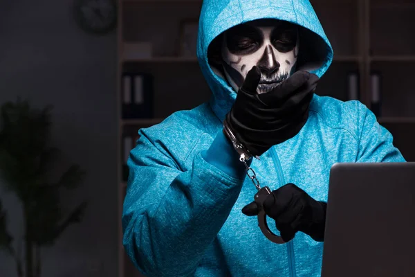 Τρομακτικός χάκερ hacking τείχος προστασίας ασφαλείας αργά στο γραφείο — Φωτογραφία Αρχείου